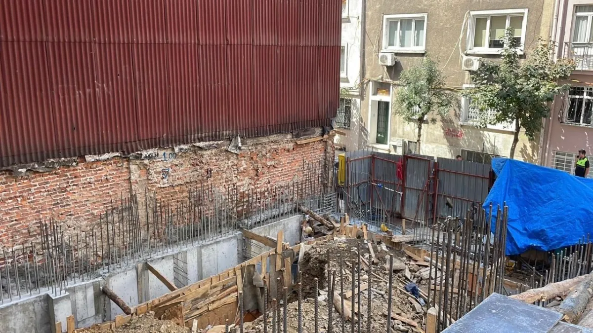 Beyoğlu’da felaket anı: Arkadaşlarının hamlesi işçiyi hayata döndürdü haberinin görseli