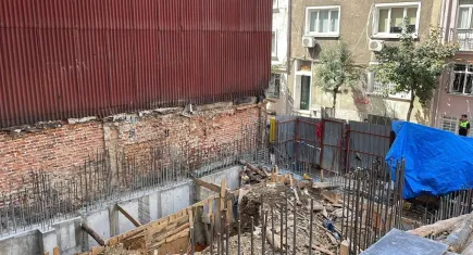 Beyoğlu’da felaket anı: Arkadaşlarının hamlesi işçiyi hayata döndürdü