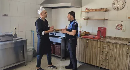 Çiğli Belediyesi okul kantinlerini denetliyor