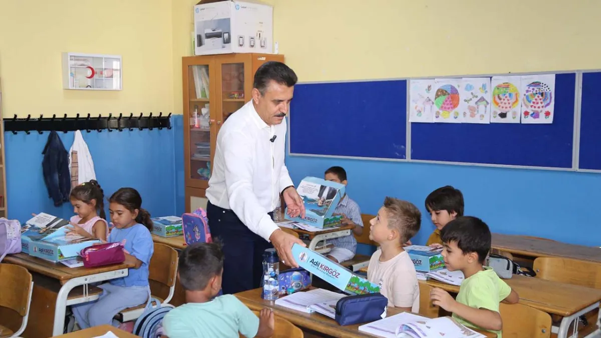 Dikili Belediyesi&#039;nden miniklere yardım eli: Birinci sınıf öğrencileri kırtasiye setine kavuştu haberinin görseli