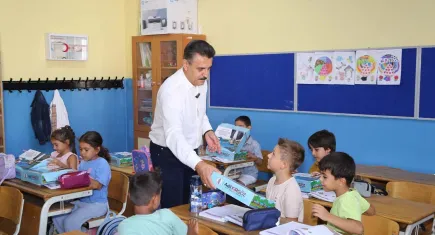 Dikili Belediyesi'nden miniklere yardım eli: Birinci sınıf öğrencileri kırtasiye setine kavuştu