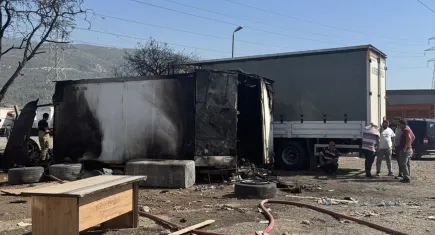 İzmir Bornova’da korkutan yangın! Konteynerden kamyona sıçradı