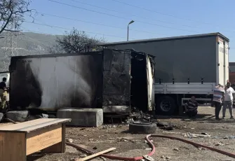 İzmir Bornova’da korkutan yangın! Konteynerden kamyona sıçradı