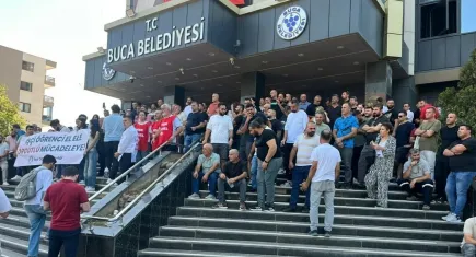 İzmir Buca’da işçiler iş bıraktı: maaş ve toplu sözleşme alacakları için belediye binasını işgal ettiler