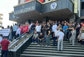 İzmir Buca’da işçiler iş bıraktı: maaş ve toplu sözleşme alacakları için belediye binasını işgal ettiler