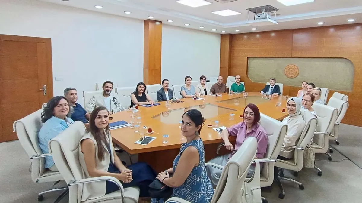 İzmir&#039;de cezaevinde kalan çocuklara destek haberinin görseli