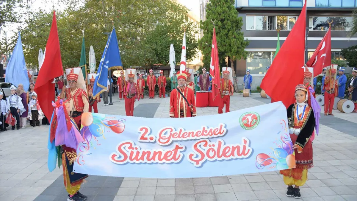 İzmir kurtuluş yıldönümünde Cumaovalılar Derneği’nden unutulmaz sünnet şöleni haberinin görseli
