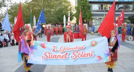 İzmir kurtuluş yıldönümünde Cumaovalılar Derneği’nden unutulmaz sünnet şöleni