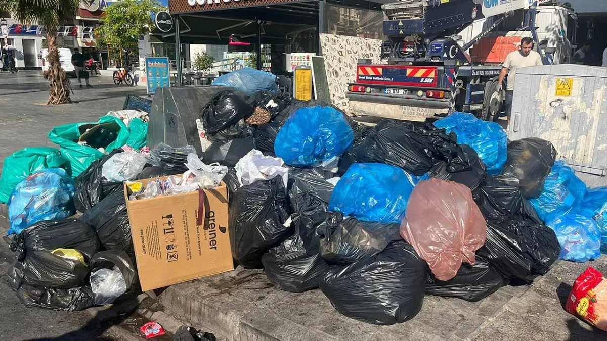 Karşıyaka’da grev nedeniyle sokaklar çöplerle doldu haberinin görseli