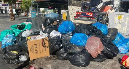 Karşıyaka’da grev nedeniyle sokaklar çöplerle doldu