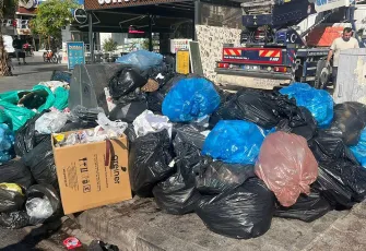 Karşıyaka’da grev nedeniyle dokaklar çöplerle doldu
