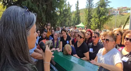 Kayınpederi tarafından öldürülen kadının cenazesini kadınlar taşıdı