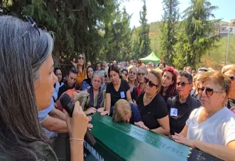 Kayınpederi tarafından öldürülen kadının cenazesini kadınlar taşıdı