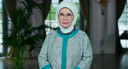Emine Erdoğan’dan Kiev zirvesi’nde duygusal mesaj: “Geleceği eğitimle şekillendirebiliriz”