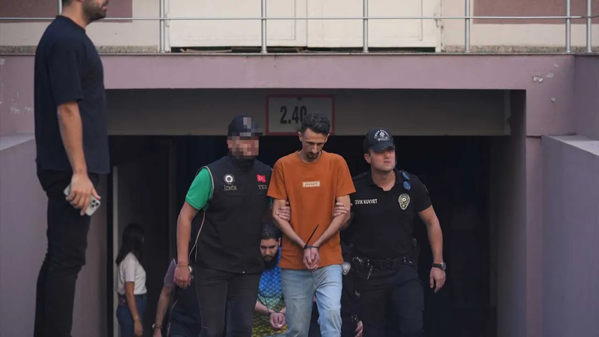 İzmir Balçova&#039;daki polis merkezine yönelik saldırıyla ilgili yakalanan 10 şüpheli adliyeye sevk edildi haberinin görseli