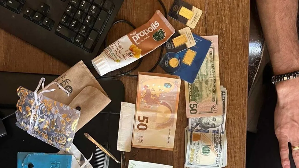 İzmir'de temizlik işçisi bulduğu cüzdanı sahibine ulaştırdı
