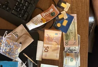 İzmir'de temizlik işçisi bulduğu cüzdanı sahibine ulaştırdı