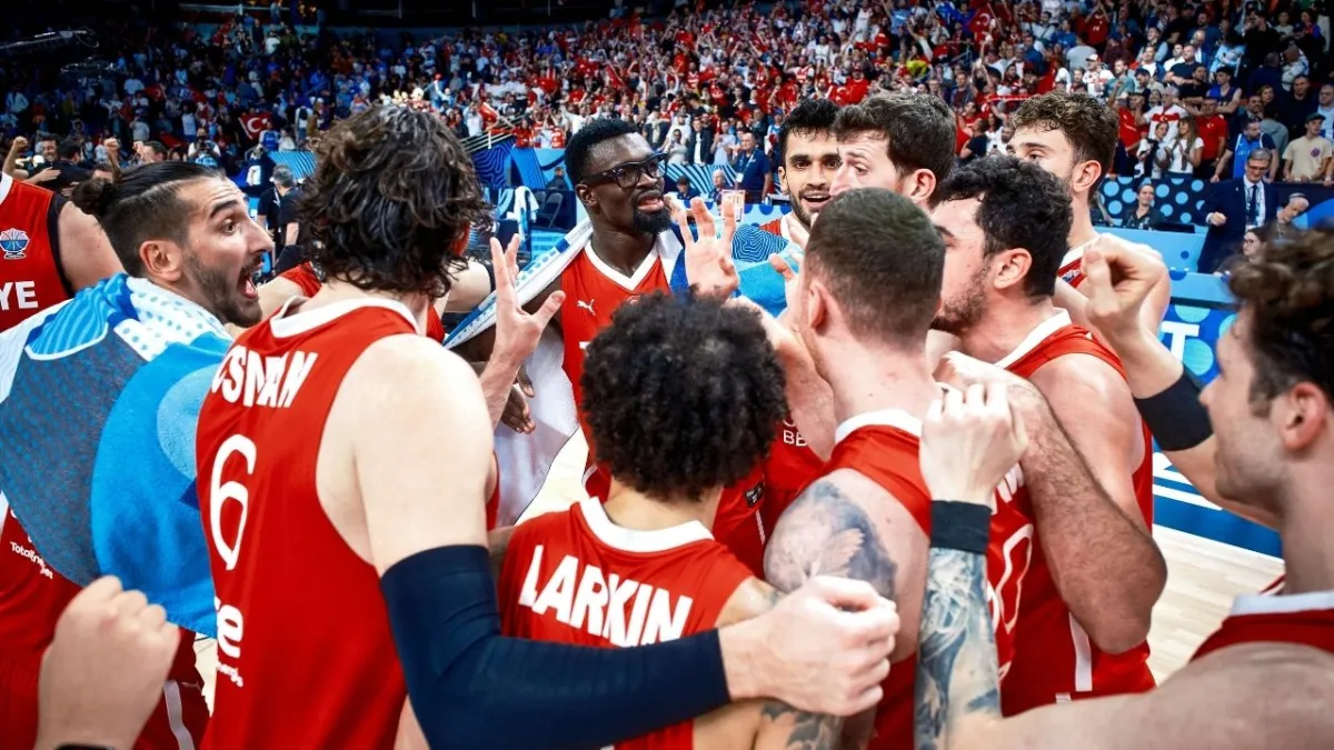 24 yıl sonra tarihi zafer: Türkiye, Yunanistan’ı Ezip EuroBasket finaline yükseldi! Yabancı gazeteler manşetlere taşıdı.. haberinin görseli