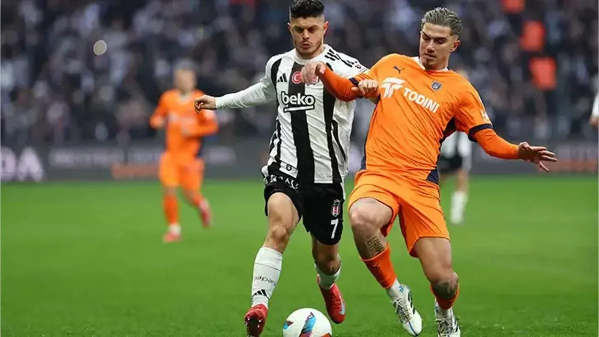 Beşiktaş- Başakşehir FK maçı öncesinde Sergen Yalçın&#039;a çiçekli karşılama haberinin görseli