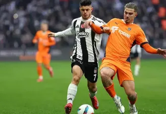Beşiktaş- Başakşehir FK maçı öncesinde Sergen Yalçın'a çiçekli karşılama