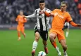 Beşiktaş- Başakşehir FK maçı öncesinde Sergen Yalçın'a çiçekli karşılama