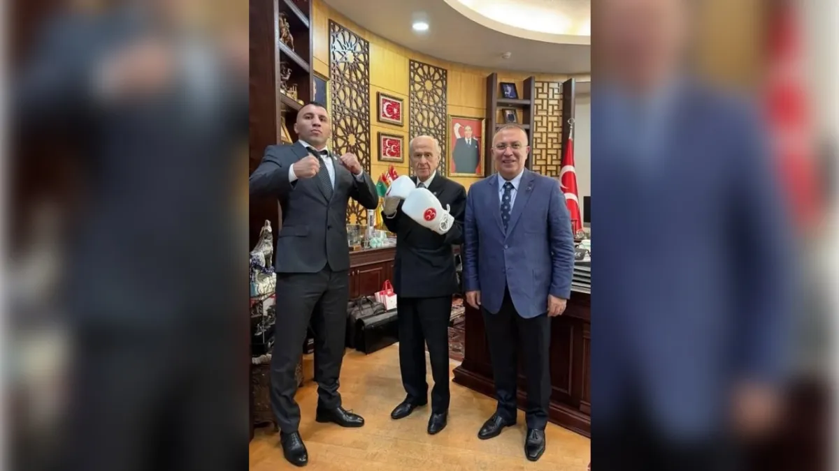 Devlet Bahçeli’den boks eldivenli poz haberinin görseli
