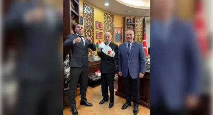 Devlet Bahçeli’den boks eldivenli poz