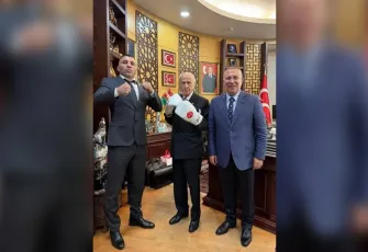 Devlet Bahçeli’den boks eldivenli poz