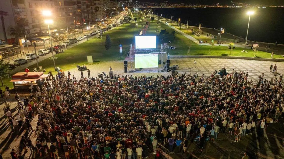 İzmir’de dev ekranda final coşkusu haberinin görseli