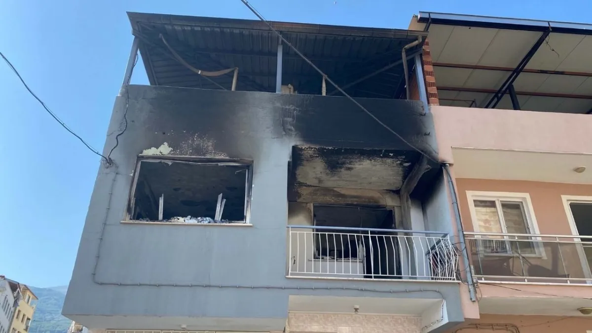 Manisa’da evini ateşe veren baba hayatını kaybetti: Oğlu balkondan atlayarak kurtuldu haberinin görseli
