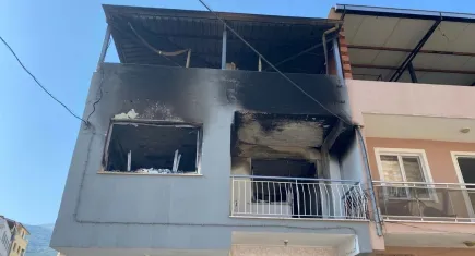 Manisa’da evini ateşe veren baba hayatını kaybetti: Oğlu balkondan atlayarak kurtuldu