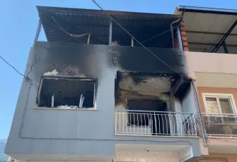 Manisa’da evini ateşe veren baba hayatını kaybetti: Oğlu balkondan atlayarak kurtuldu