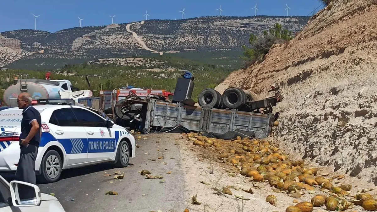 Mersin&#039;de kaza: Kavun yüklü kamyon ile yolcu otobüsü çarpıştı haberinin görseli