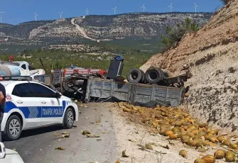 Mersin'de kaza: Kavun yüklü kamyon ile yolcu otobüsü çarpıştı
