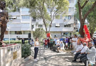 Taçsız Kral Metin Oktay'a Konak’taki heykeli önünde anma