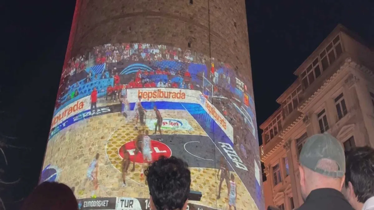 12 Dev Adam&#039;ın final mücadelesi Galata Kulesi&#039;ne yansıtıldı haberinin görseli