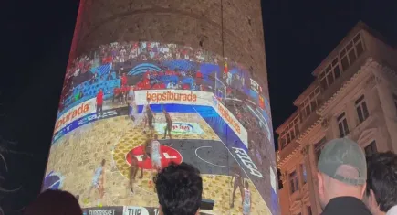 12 Dev Adam'ın final mücadelesi Galata Kulesi'ne yansıtıldı
