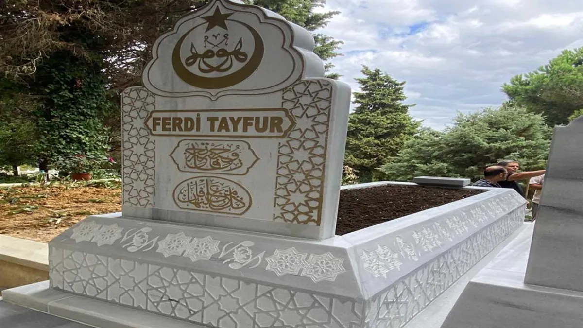 Bahçeli, Ferdi Tayfur&#039;un mezarını yaptırdı haberinin görseli