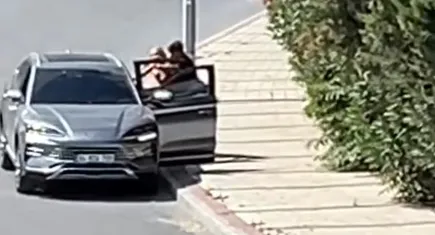 Gündüz vakti bir kadını zorla aracına bindirdi