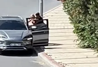 Gündüz vakti bir kadını zorla aracına bindirdi