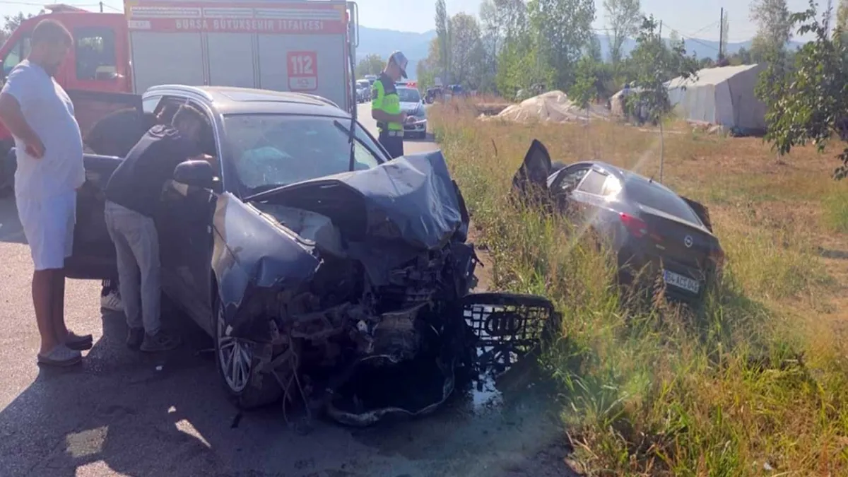 İki otomobilin kafa kafaya çarpıştı: Çok sayıda yaralı var! haberinin görseli