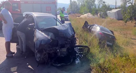 İki otomobilin kafa kafaya çarpıştı: Çok sayıda yaralı var!