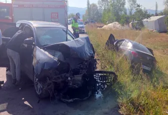 İki otomobilin kafa kafaya çarpıştı: Çok sayıda yaralı var!