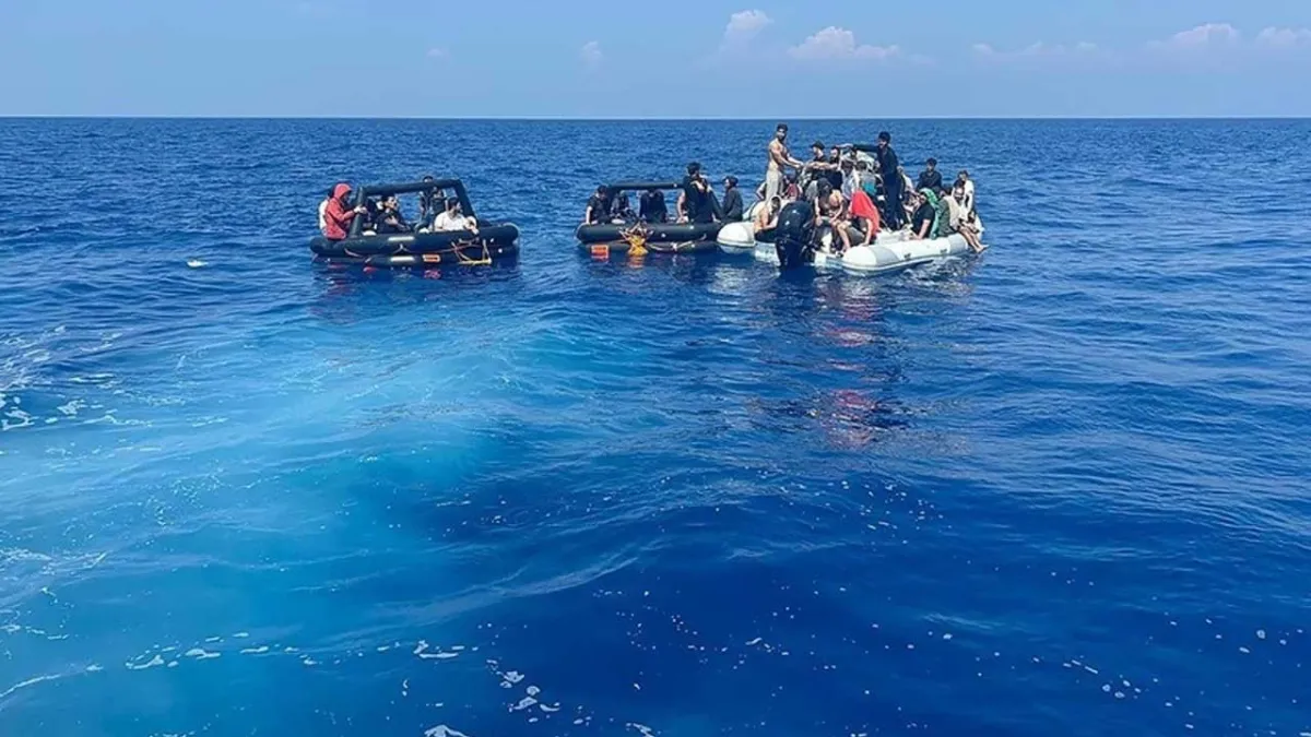 İzmir&#039;de düzensiz göçmen operasyonu:84 düzensiz göçmen yakalandı haberinin görseli