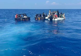 İzmir'de düzensiz göçmen operasyonu:84 düzensiz göçmen yakalandı