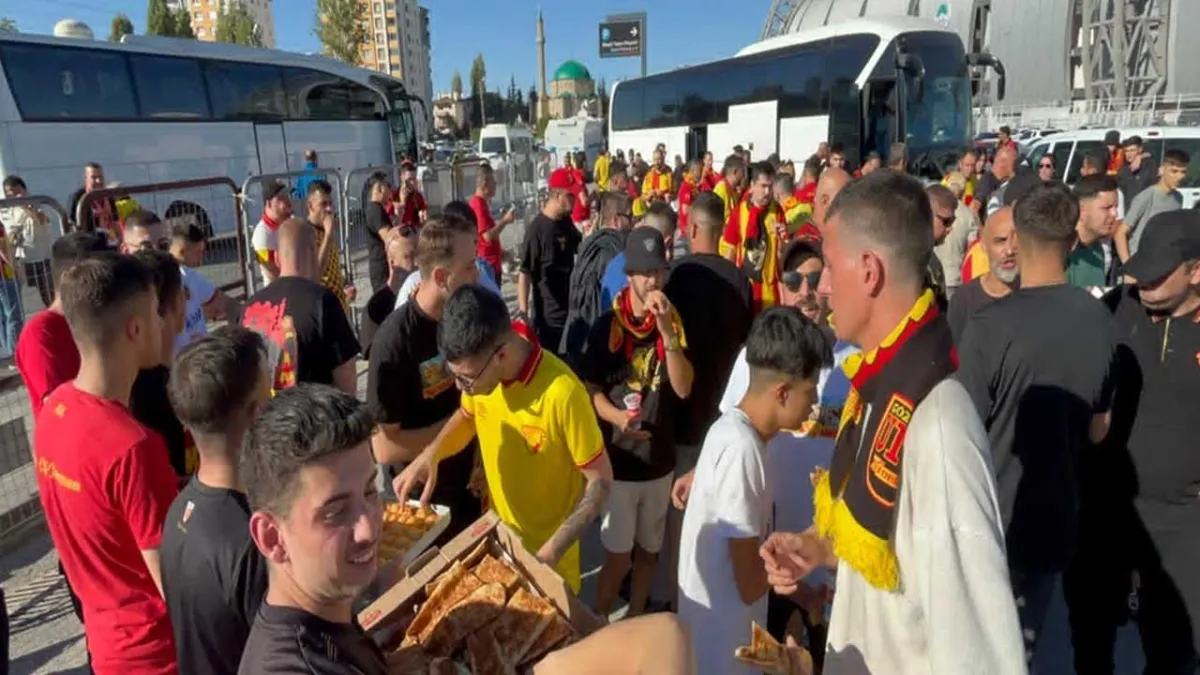  Kayserispor taraftarından örnek davranış: Göztepeli taraftarlara yemek ve tatlı ikram ettiler haberinin görseli