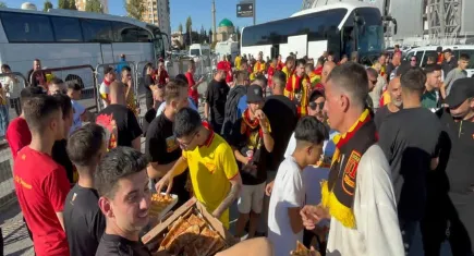 Kayserispor taraftarından örnek davranış: Göztepeli taraftarlara yemek ve tatlı ikram ettiler