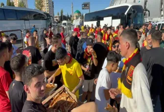  Kayserispor taraftarından örnek davranış: Göztepeli taraftarlara yemek ve tatlı ikram ettiler