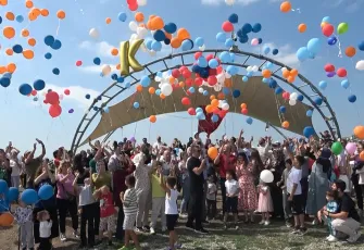Kocaeli’de lösemiyi yenen Kağan Akan için renkli balonlar gökyüzüne bırakıldı