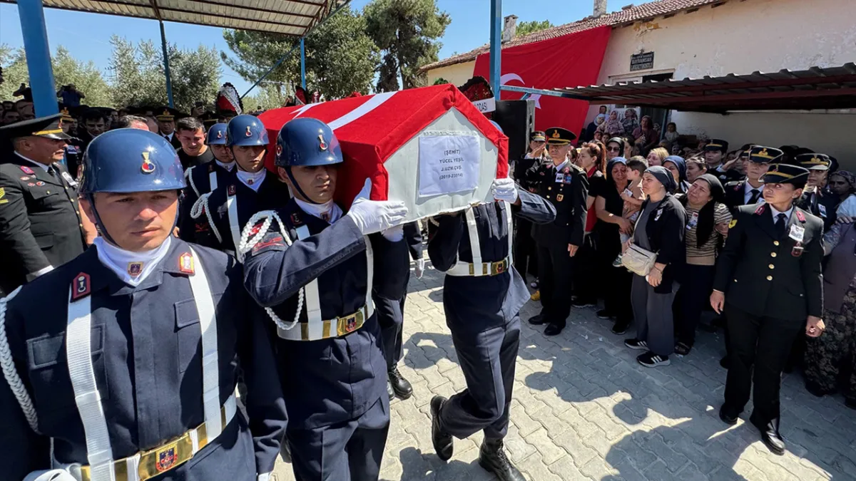 Kütahya’da şehit olan Jandarma Uzman Çavuş Yücel Yeşil, memleketi Manisa’da defnedildi haberinin görseli
